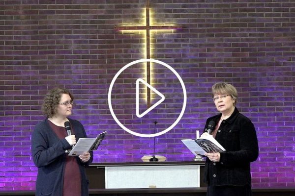 Merja Rantala ja Marja-Kaarina Marttila Raamattuopiston kirkkosalissa