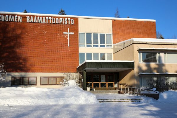 Suomen Raamattuopiston luminen päärakennus Kauniaisissa