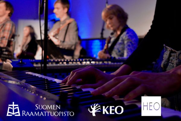 Muusikin opiskelijoita Suomen Raamattuopiston musiikkilinjalla