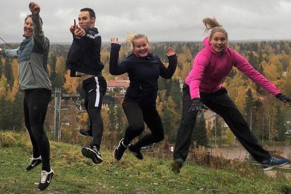urheilulinjan opiskelijat kauniaisissa laskettelumäen huipulla syksyllä.