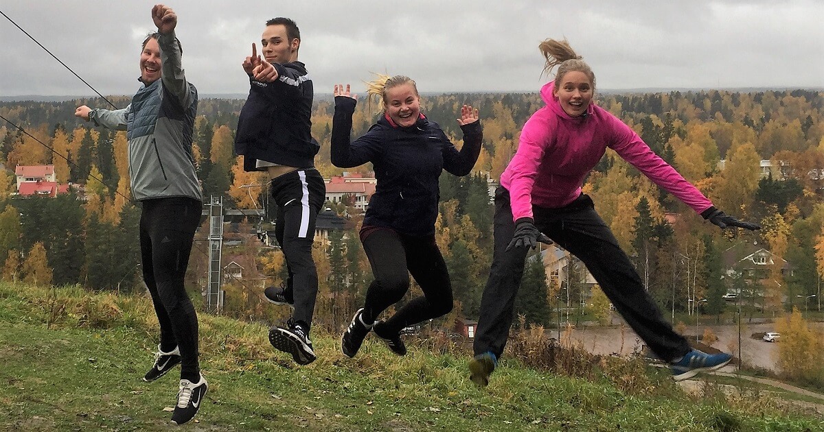 urheilulinjan opiskelijat kauniaisissa laskettelumäen huipulla syksyllä.