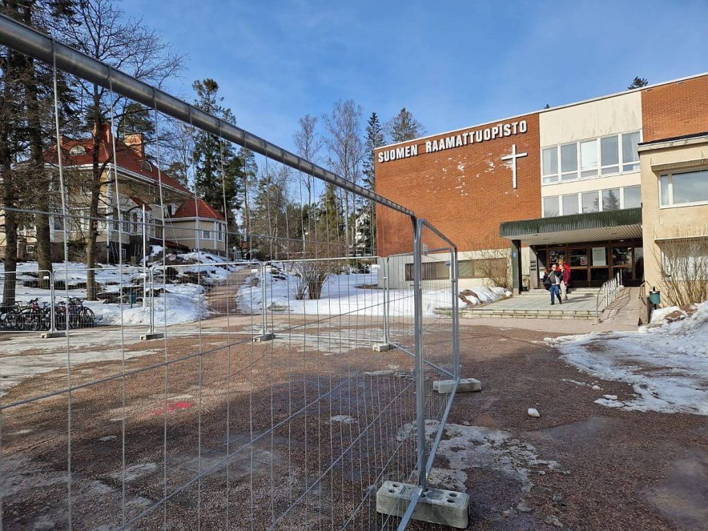 Rakennustyömaan aitaa Suomen Raamattuopiston edessä