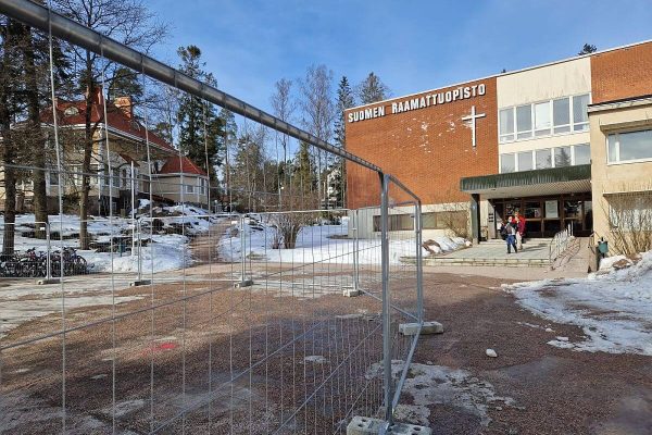 Rakennustyömaan aitaa Suomen Raamattuopiston edessä