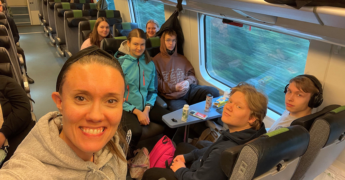 RAAMATTUOPISTO-2025-Raamattuopetus_80_vuotta_2-1200x628 Hanna-Maria Orava-Niskala ja opiskelijoita paluumatkalla Vuokatinrannan leiriltä.