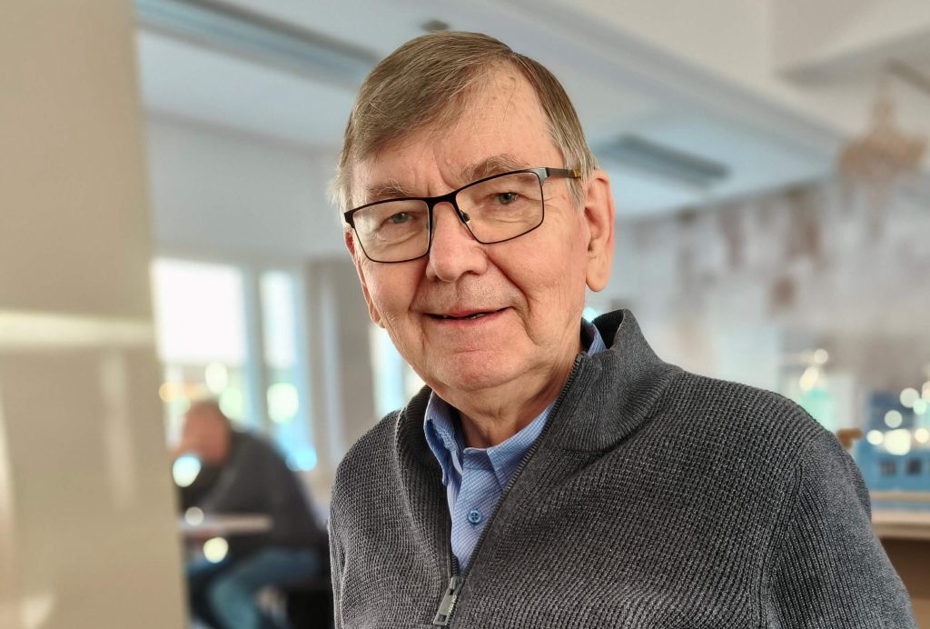 Reijo Huuskonen opettaa usein Avoimessa raamattukoulussa