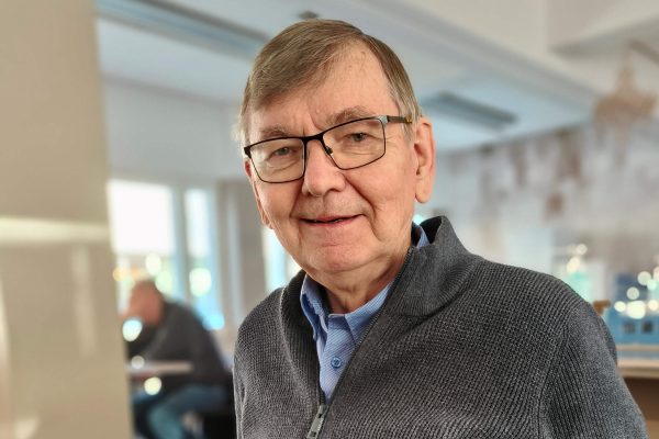 Reijo Huuskonen opettaa usein Avoimessa raamattukoulussa