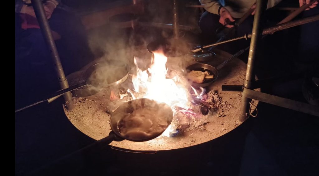 Lettuja paistetaan nuotiolla