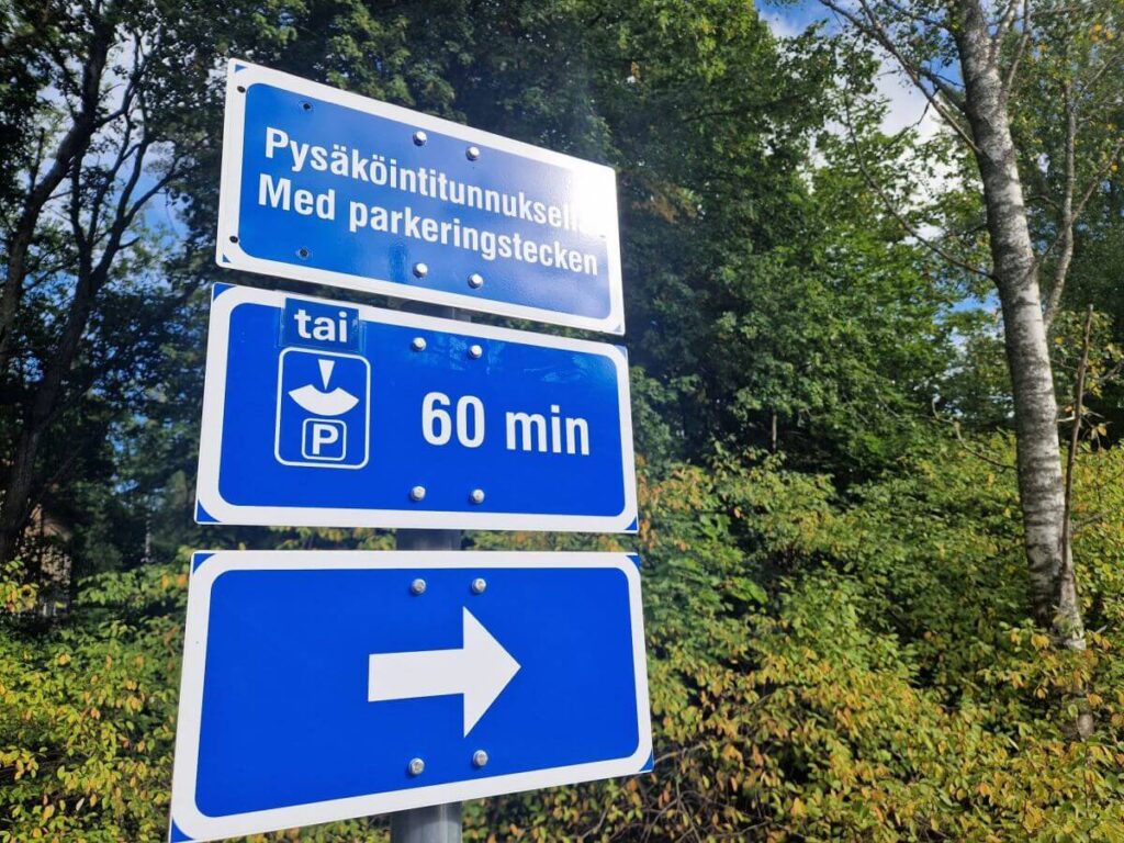 Raamattuopisto pysakointi liikennemerkki